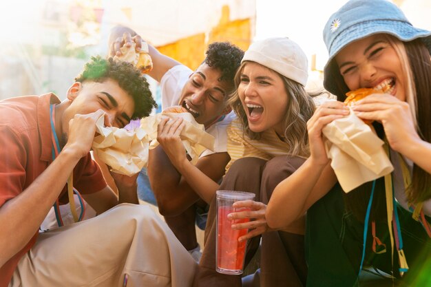 Jeunes adultes ayant une fête de quartier