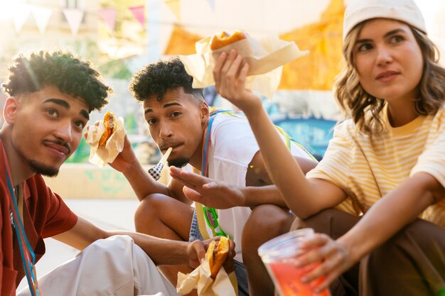 Jeunes adultes ayant une fête de quartier