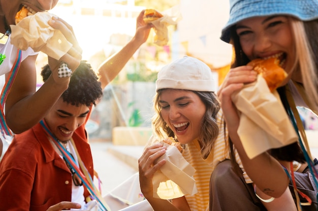 Jeunes adultes ayant une fête de quartier