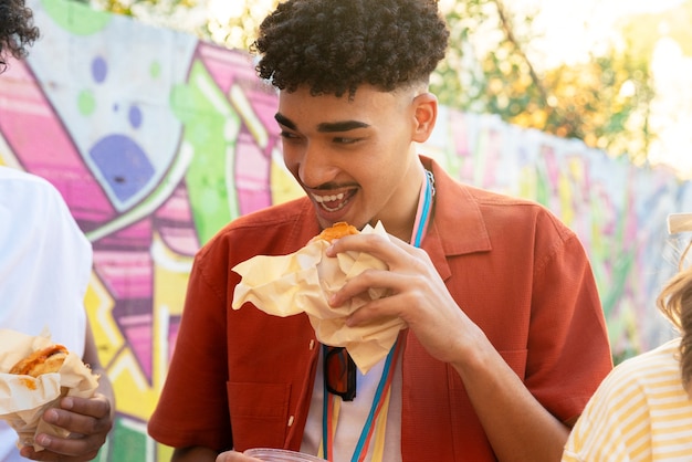 Jeunes adultes ayant une fête de quartier