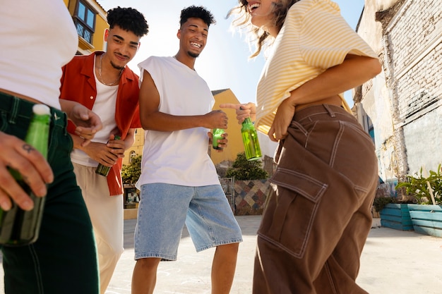 Jeunes adultes ayant une fête de quartier