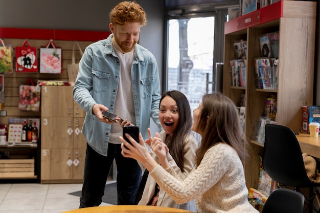 Photo gratuite jeunes adultes dépendants des réseaux sociaux