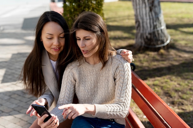 Jeunes adultes dépendants des réseaux sociaux