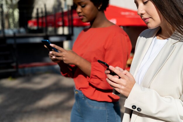 Jeunes adultes dépendants des réseaux sociaux