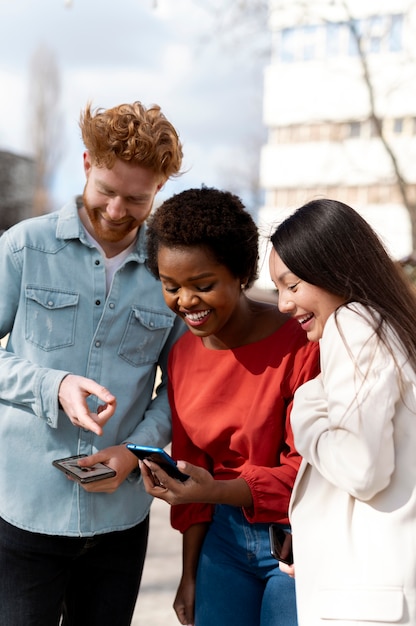 Photo gratuite jeunes adultes dépendants des réseaux sociaux