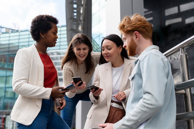 Photo gratuite jeunes adultes dépendants des réseaux sociaux