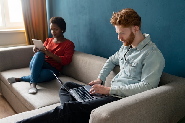 Photo gratuite jeunes adultes dépendants des réseaux sociaux