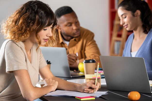 Jeunes adultes étudiant ensemble pendant la session d'étude