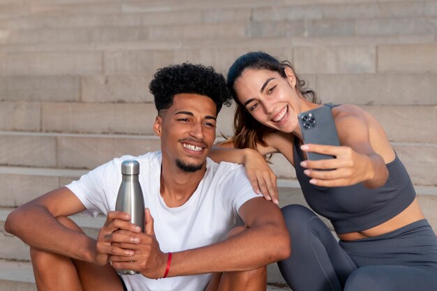 Jeunes adultes faisant du fitness en plein air