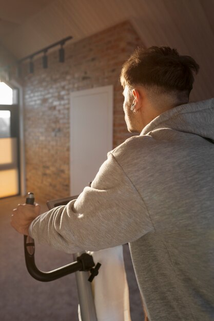 Jeunes adultes faisant de l'exercice à la maison