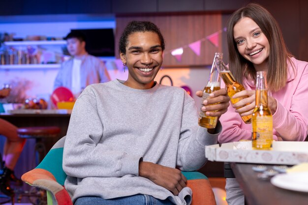 Jeunes adultes faisant la fête à la maison