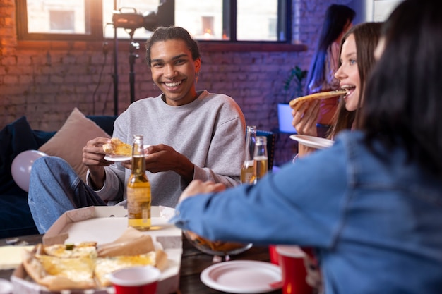 Photo gratuite jeunes adultes faisant la fête à la maison