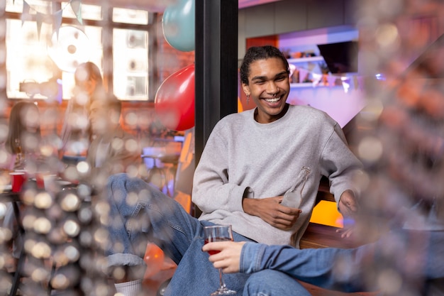 Photo gratuite jeunes adultes faisant la fête à la maison