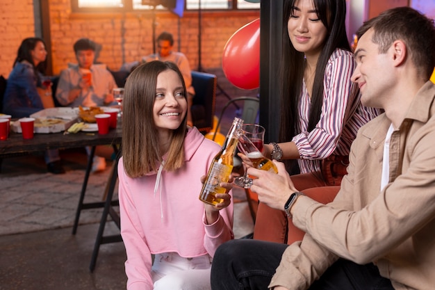 Jeunes adultes faisant la fête à la maison