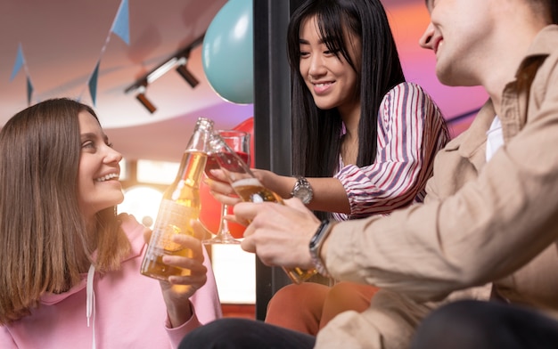 Photo gratuite jeunes adultes faisant la fête à la maison