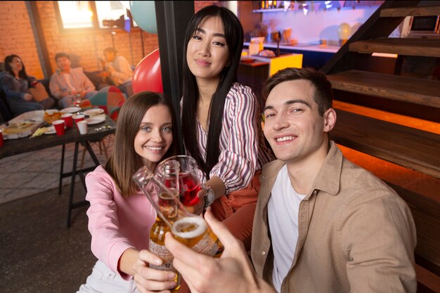 Jeunes Adultes Faisant La Fête à La Maison