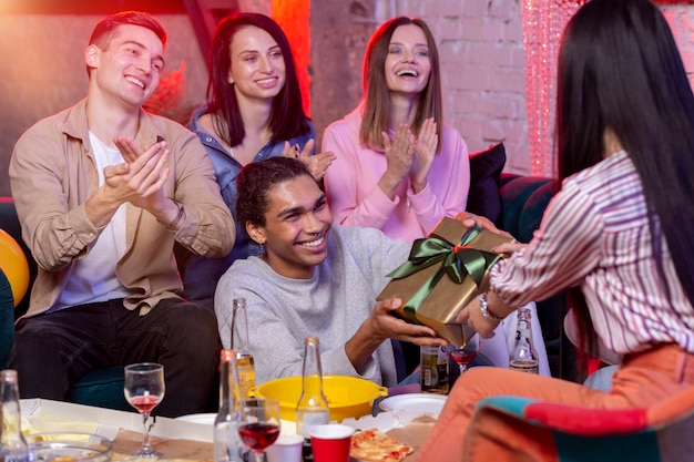 Photo gratuite jeunes adultes faisant la fête à la maison