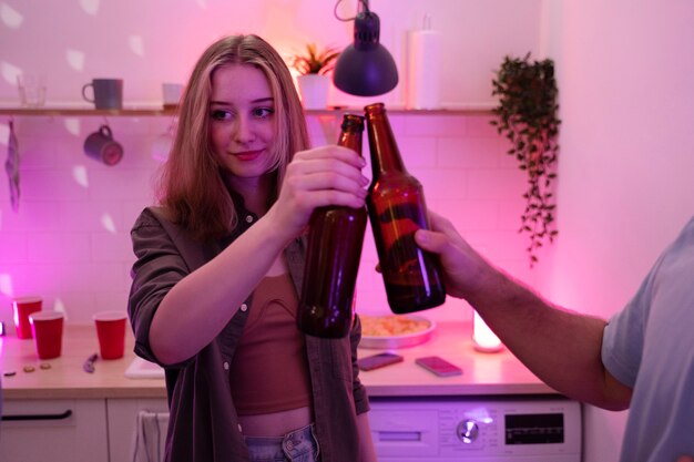 Jeunes adultes jouant au beer pong