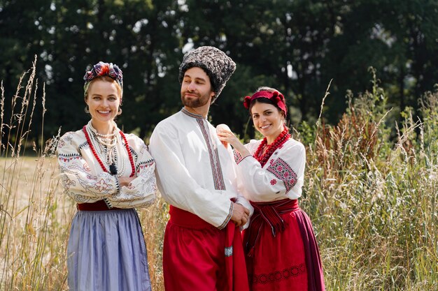 Les jeunes adultes portant des costumes de danse folklorique