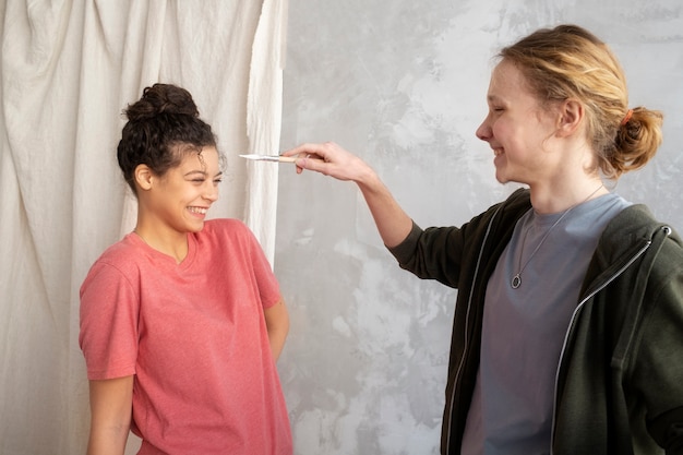 Jeunes adultes réparant une vieille chaise