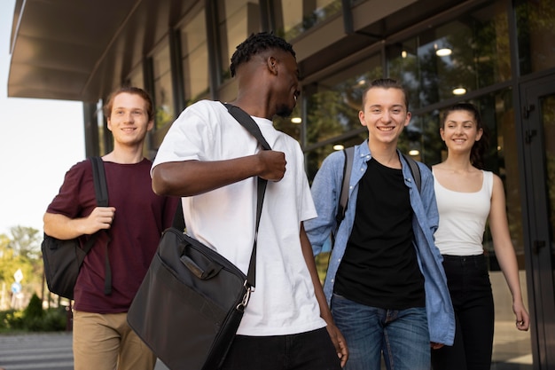 Photo gratuite jeunes adultes réunis pour étudier