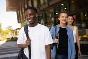 Photo gratuite jeunes adultes réunis pour étudier