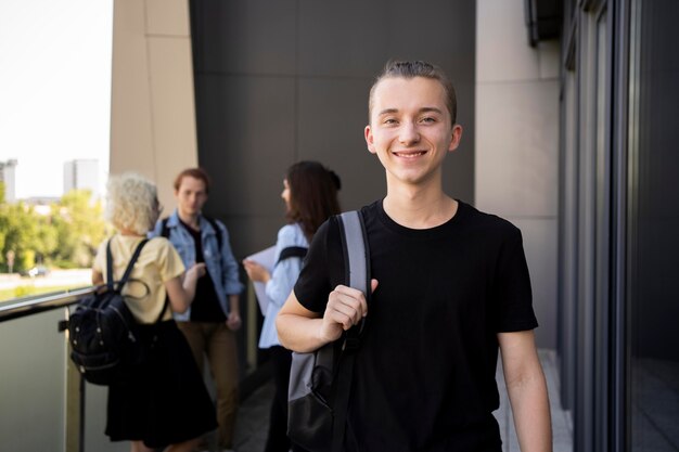 Jeunes adultes réunis pour étudier