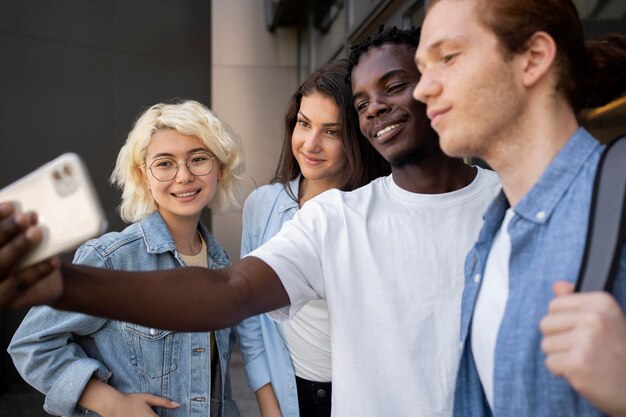 Jeunes adultes réunis pour étudier