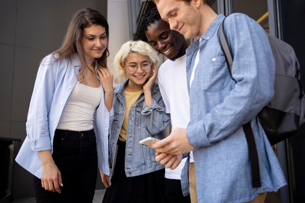 Jeunes adultes réunis pour étudier