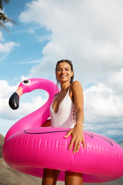 Photo gratuite jeunes adultes s'amusant au bord de la mer