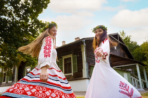 Photo gratuite jeunes adultes s'amusant en dansant folklorique