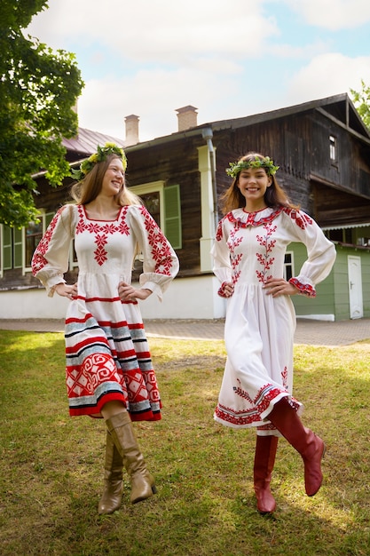 Photo gratuite jeunes adultes s'amusant en dansant folklorique