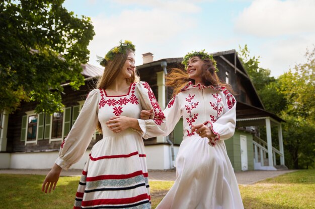 Jeunes adultes s'amusant en dansant folklorique