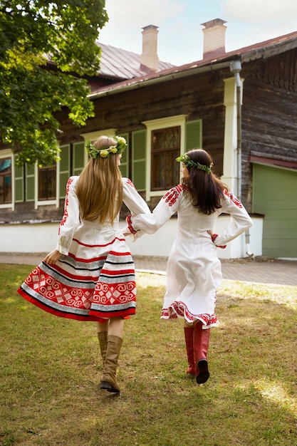 Photo gratuite jeunes adultes s'amusant en dansant folklorique