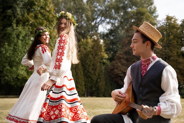 Photo gratuite jeunes adultes s'amusant en dansant folklorique