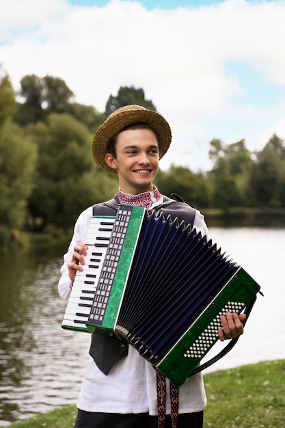 Photo gratuite jeunes adultes s'amusant en dansant folklorique