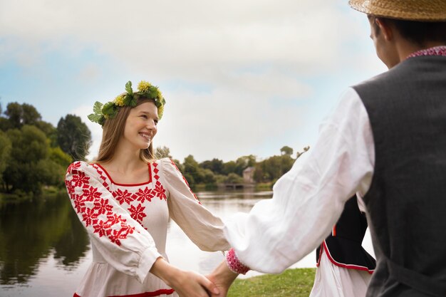 Jeunes adultes s'amusant en dansant folklorique