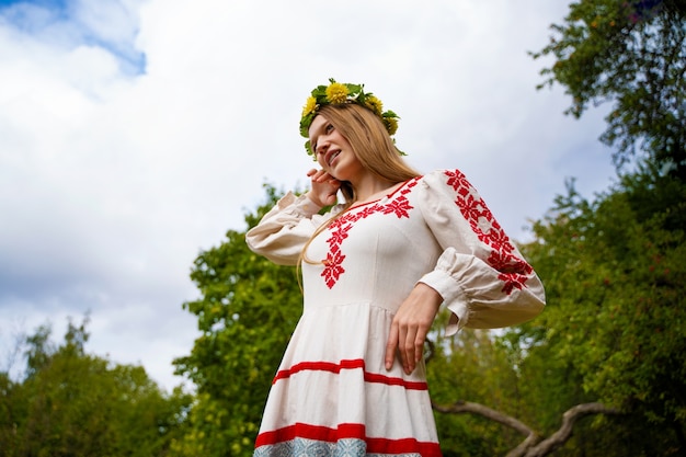 Photo gratuite jeunes adultes s'amusant en dansant folklorique