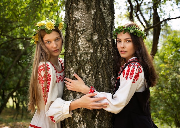 Jeunes adultes s'amusant en dansant folklorique