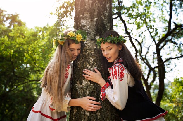 Jeunes adultes s'amusant en dansant folklorique