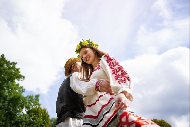 Jeunes adultes s'amusant en dansant folklorique