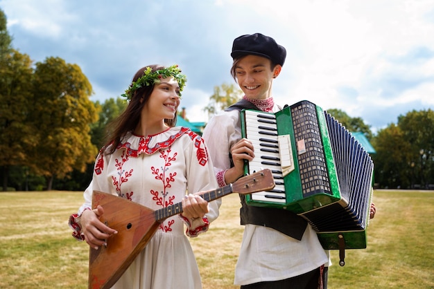 Jeunes adultes s'amusant en dansant folklorique