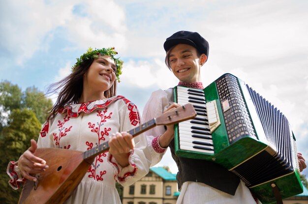 Jeunes adultes s'amusant en dansant folklorique