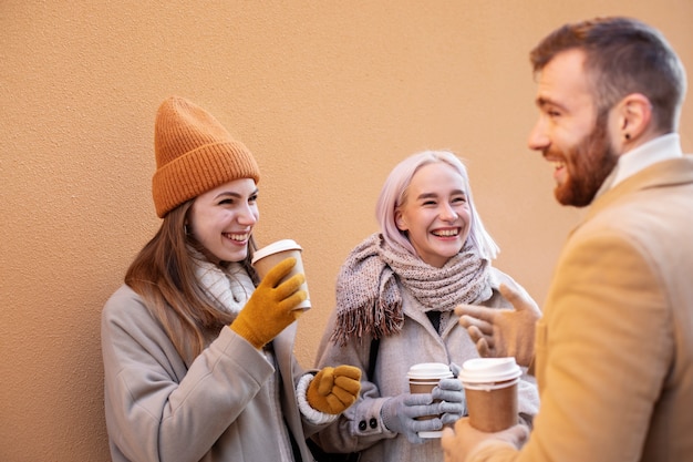 Jeunes adultes s'amusant ensemble