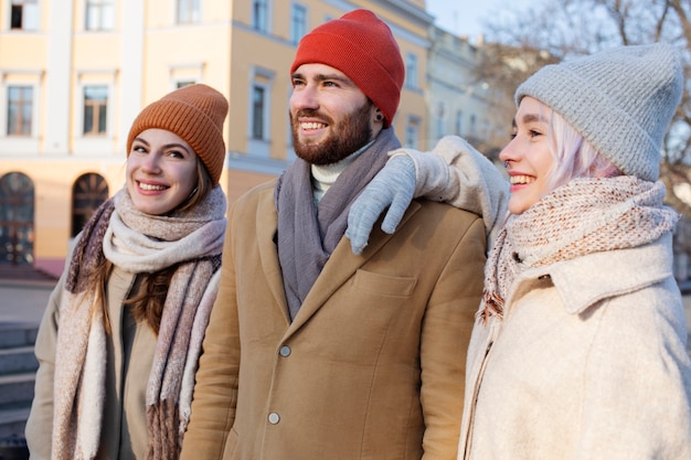 Jeunes adultes s'amusant ensemble