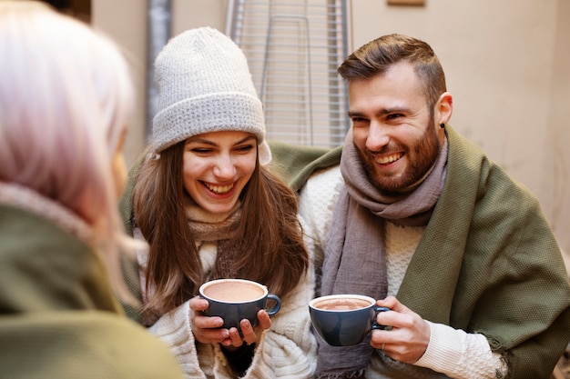 Photo gratuite jeunes adultes s'amusant ensemble