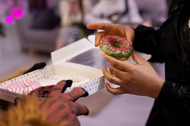 Jeunes adultes s'amusant à la fête des costumes