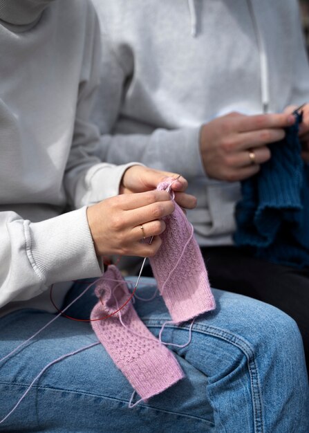 Jeunes adultes tricotant à l'extérieur