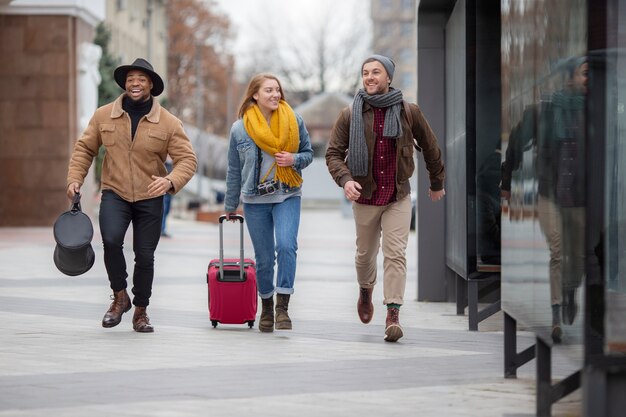 Jeunes adultes voyageant en hiver