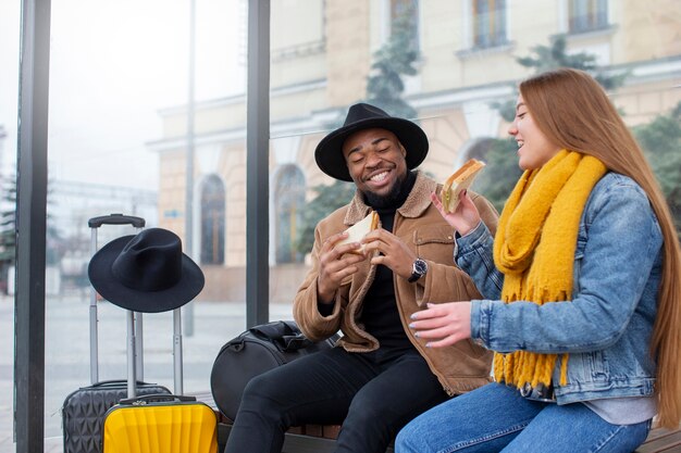 Jeunes adultes voyageant en hiver